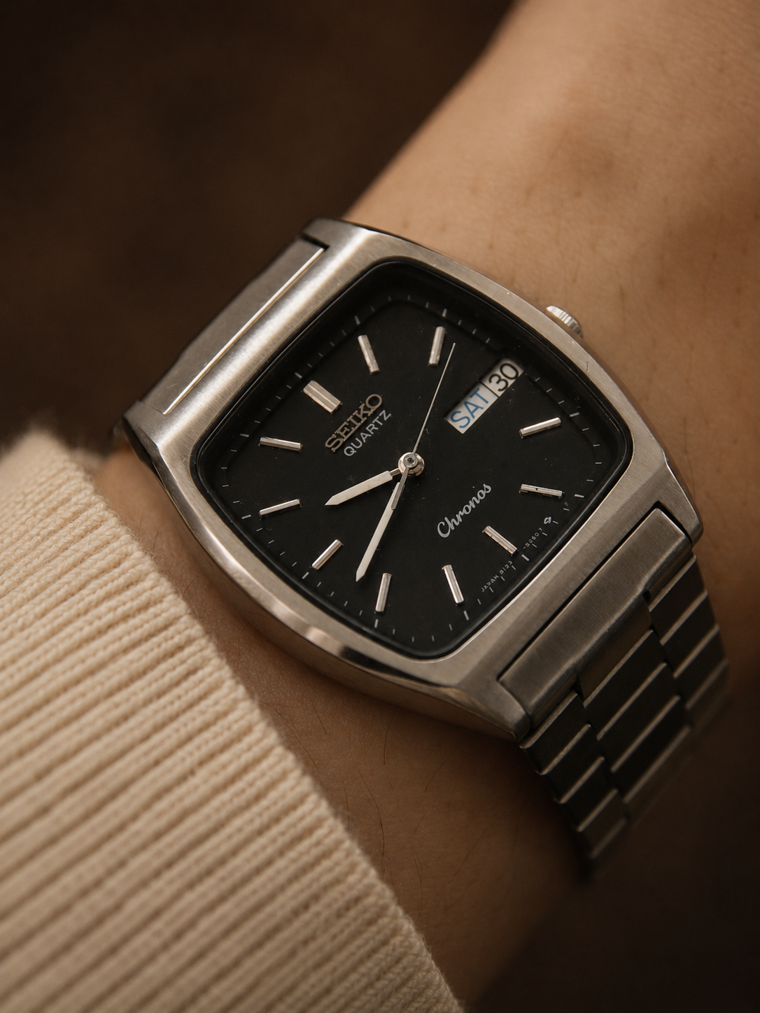 Vintage Seiko Chronos TV-shaped black dial quartz watch detail view 4 product image 4