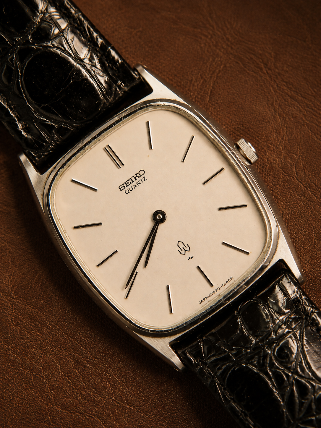 Vintage Seiko quartz tonneau silver dial dress watch detail view 5 product image 5