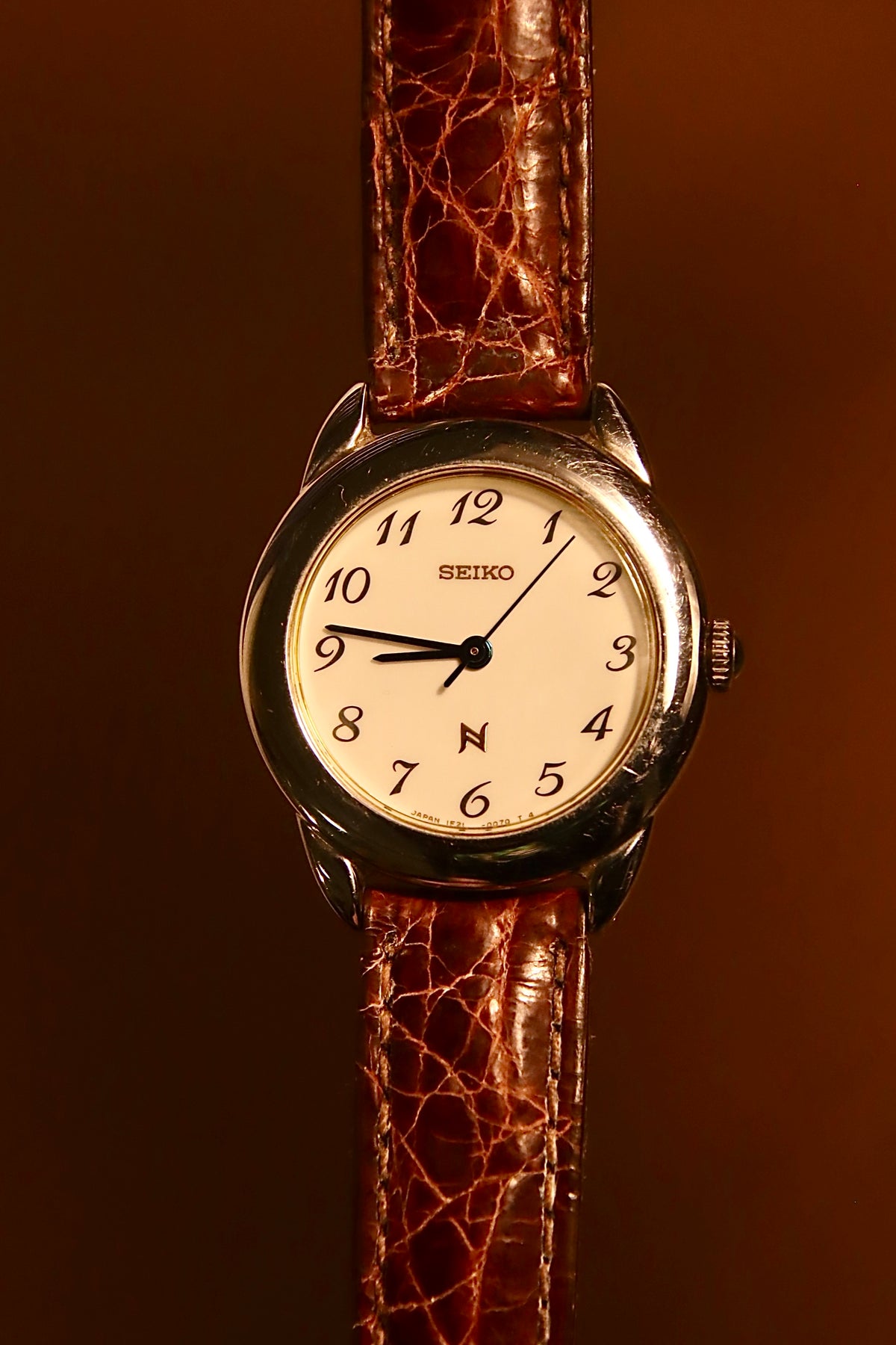 Seiko Noie 1F21-0050 vintage watch rear and strap detail product image 9